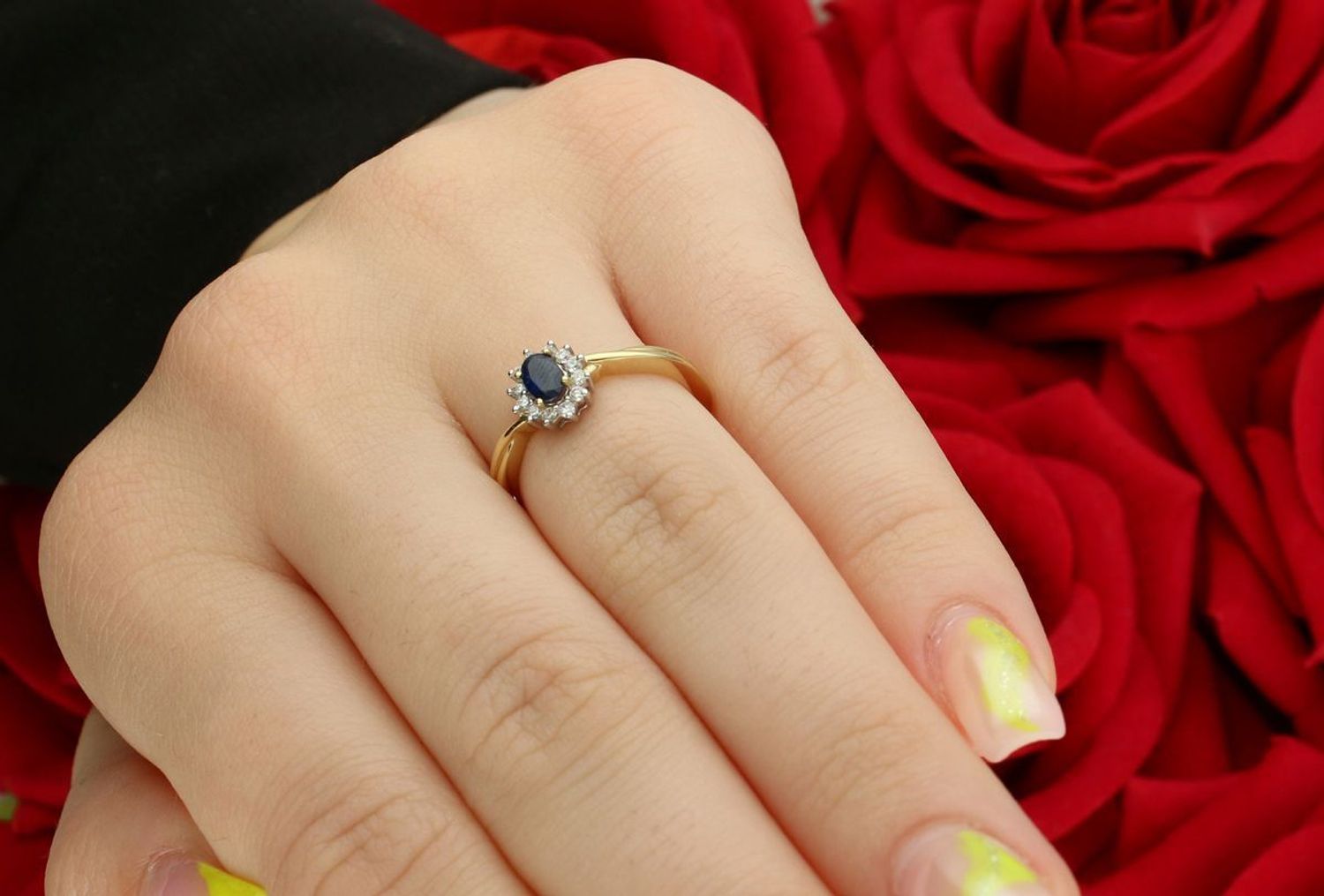 Złoty pierścionek z szafirem i diamentami „Królowa Elegancji”  Żółte złoto 585  R952SAPY  Rozmiar 11.jpg